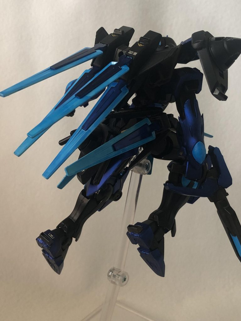 後部にはビームサーベルを装備。機体全体にはAGEーFXのCファンネルを装備しており、攻撃だけでなく機体周囲に展開させることで防御力を高めることが可能。