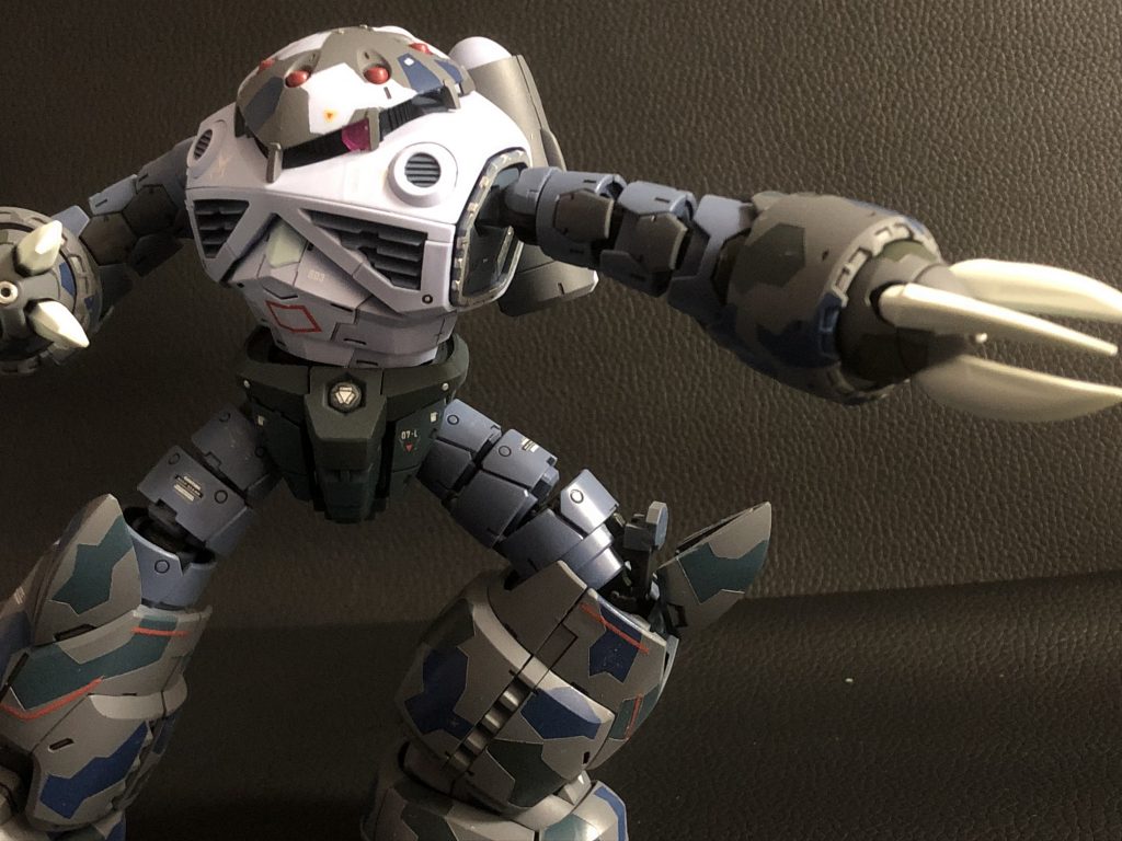 突き刺すポーズ、やはりこれが定番かと