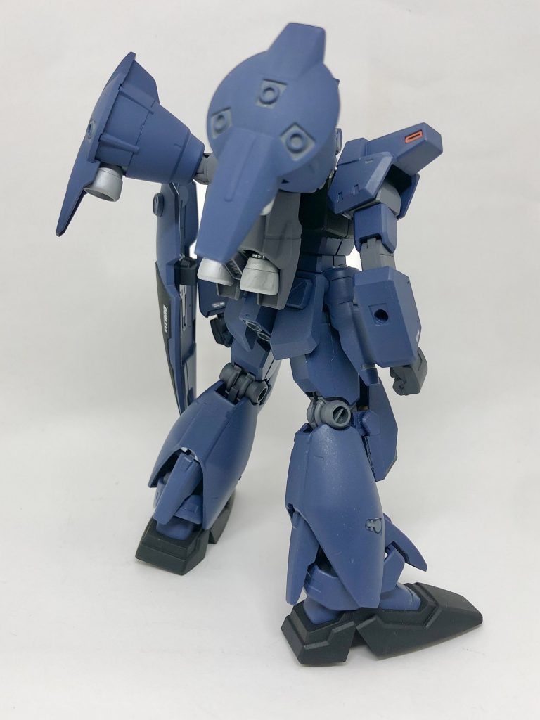 カラーリングはかなり悩みましたが、ジム・クゥエルよろしくティターンズカラーで塗装しました。