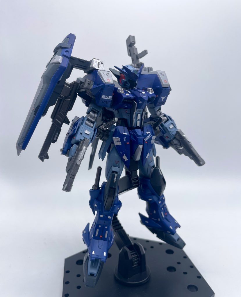 ビームガンとGNブレイドによる超近距離戦とGNスナイパーライフルによる超遠距離戦を主体としたワンオフ機