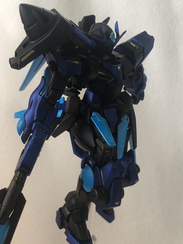 前腕部にはゼロシステムが搭載されており、リアルタイムでの予測が可能。またトランザムシステムとの同時発動も可能としているが2分で活動限界となってしまう