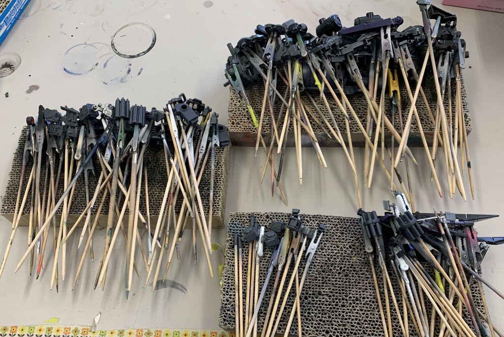 塗装の様子これは内部フレームだけですが、それだけでもこの量があります😇塗装は失敗できないし、パーツ単位で吹くので表面処理と掘り直しに並んで嫌いな作業です🤢