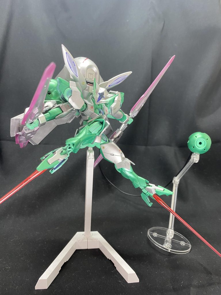 クローの足には仕込みビームサーベルが似合うと思います。ビット的な兵装はもう完全にメロンと化してますね