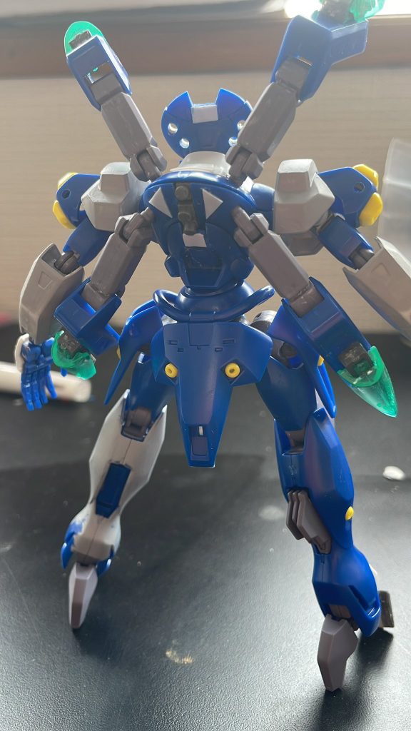 制作過程の写真のせる模型雑誌みたいなの憧れなのでちょいちょい撮ってますね頭部の円形モールドに穴開けました。背中の下方にジャンクを埋めてダーマとの結合部っぽくしました。