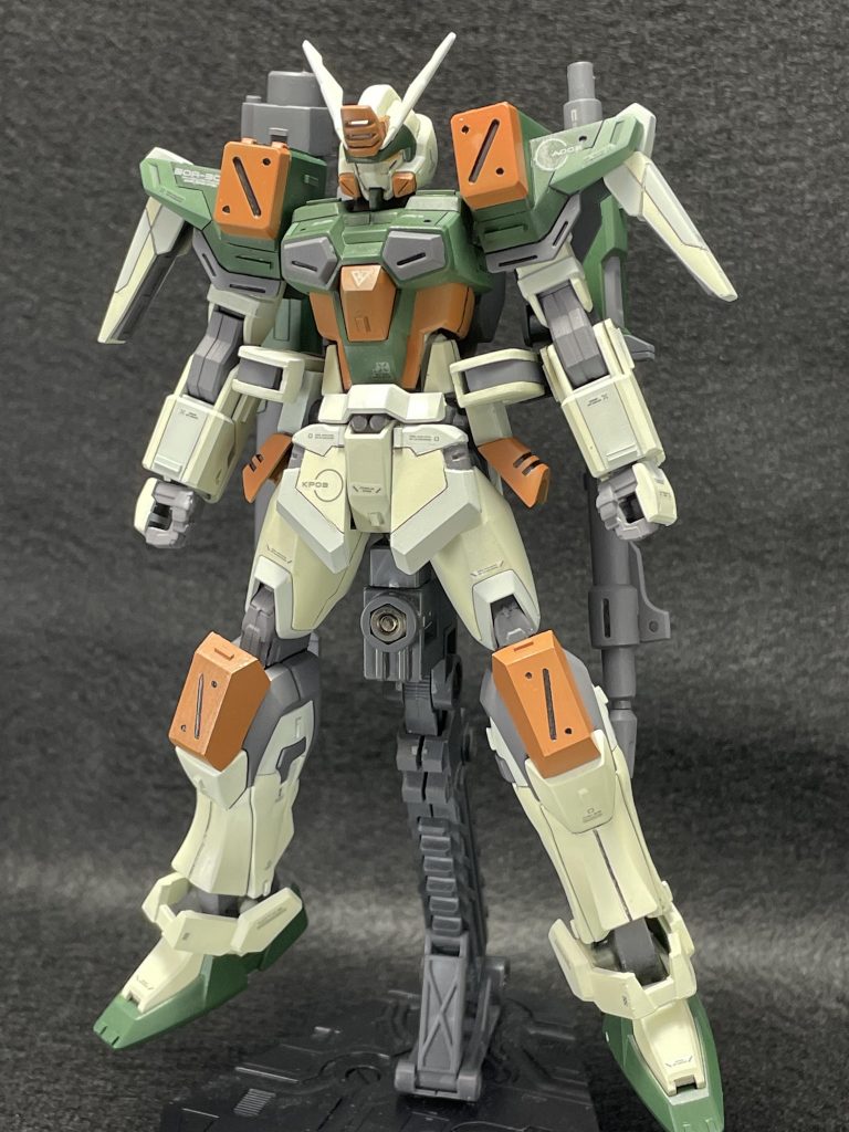 なんとも言えないクリーム色？と灰色を使って情報量を増やすように塗装しました肩や胴体など緑も2色作って塗り分けましたが、思ったよりいい感じになって良かったですバスター特有の腰のサイドアーマの納まりに、苦労しましたが色んな方の作品を参考にさせていただきなんとかなりましたEGストライクを使ったのは太もも、足、腕、腹、腰の内部フレームです