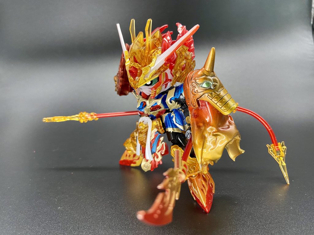 左肩は武神ガンダムの鎧を拝借。ヒラヒラはクリアファイルを炙って製作。是非ともかっこいいCGとかで暴れてほしい。笑