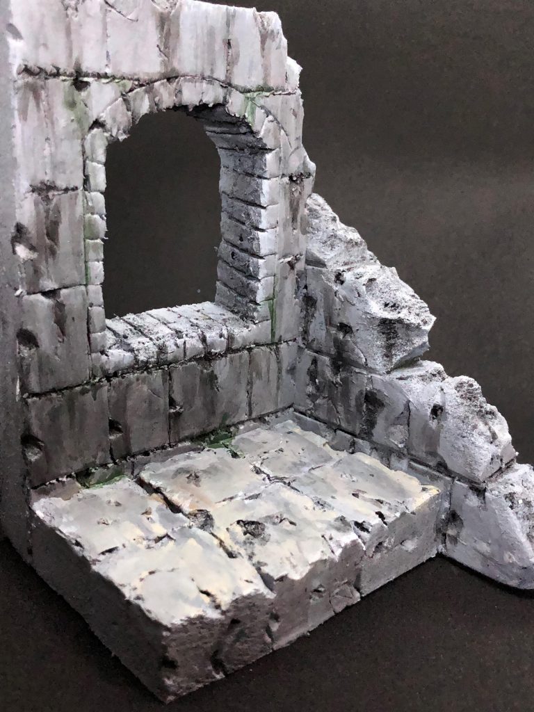 台座は百均のスタイロを削り、同じく百均のアクリルで塗装。ウェザリングカラーで黒ずみなどを足しています。