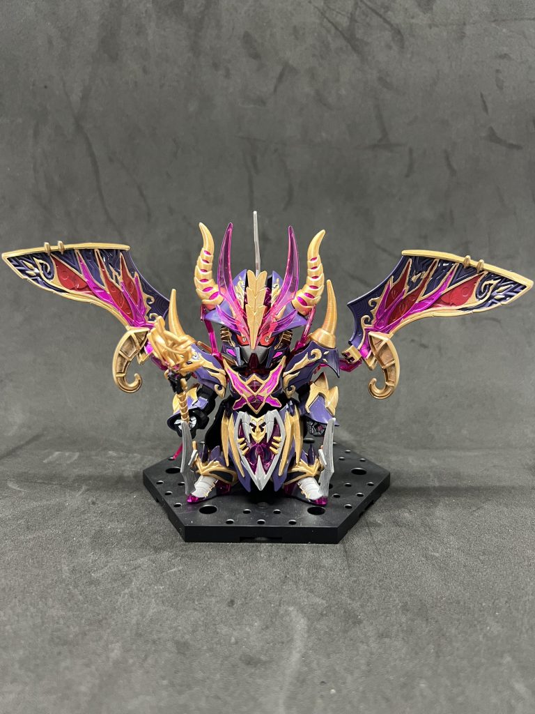 正面(オープン状態)マントをオープンすると、悪魔の羽根の様になり、内側の派手な模様が露わになります。