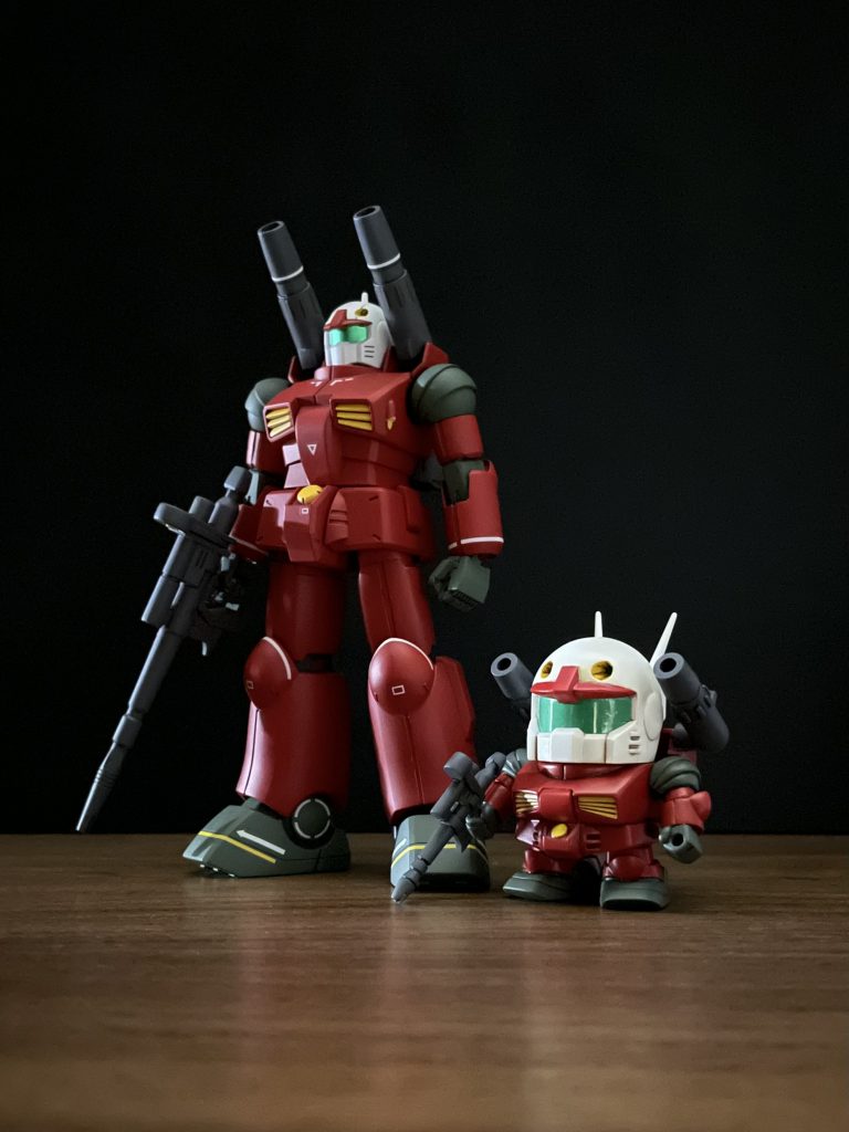 HGガンキャノンと。今回トップコートは一度つや消しにしてみましたが、少し味気なく感じたので、パーツ毎につや消しと半光沢に分けて、バイザーは光沢コートで仕上げました。