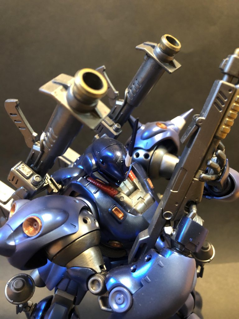 ライトを抑えて撮影してみました。アーマーの光沢とフレームの鈍いメタリック感のコントラストがイチオシです。…デカール貼るの忘れてた😅