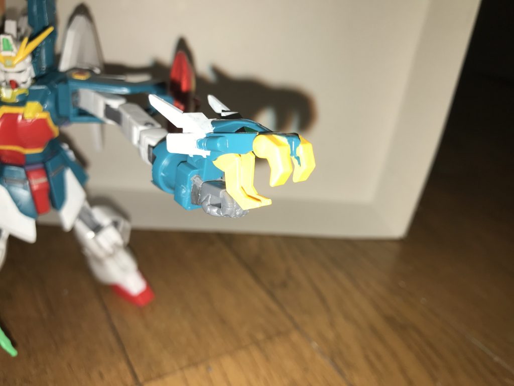 ドラゴンハング両腕部に装備されており、これらのクローを生かした攻撃、延長アームとドラゴンビーム砲を併用した擬似オールレンジ攻撃など、多彩な攻撃を可能としている。クロー部分龍の頭を模しており、上顎と下顎が一体化した一つのユニットになっている。このクロー自体も高い攻撃力を誇り、後述の延長アームが採用されている為、中距離にも対応可能。また、上顎クロー部分の形状のおかげで、鉤爪の要領で使う事もできる。延長アームによる伸縮機能アームの伸び代部分は両肩のアーマーに折り畳まれるようにして収納されており、各関節部も引き出すことで、かなりのリーチになり、アームを伸長させて意外な間合いから攻撃を仕掛ける事ができる。火炎放射両脇に搭載された火炎放射器。ドラゴンビーム砲両方のドラゴンハングに内蔵された高出力ビーム兵器で、至近距離からの一撃であれば、ナノラミネートアーマーをも破壊できる。