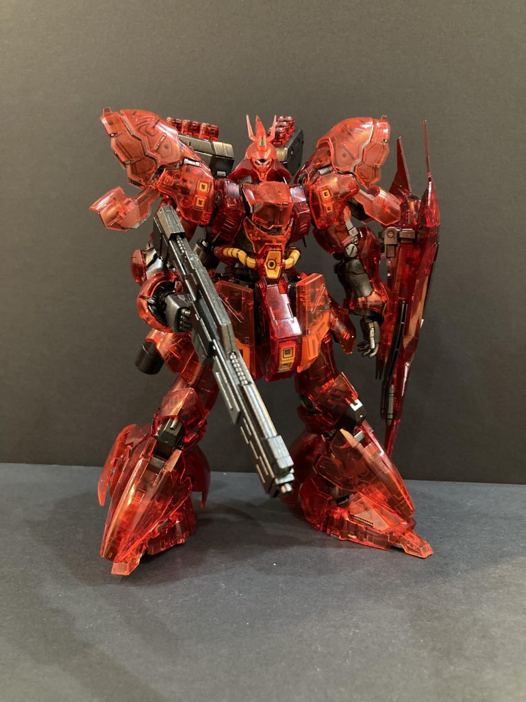 正面を撮ってみました。フレーム色を濃いめにしたので、赤クリアー装甲が締まってみえます。