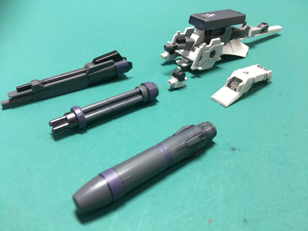 アームド・コンポーネント・シールドはガンプラバトルでガンダムTR-1を使うときのオリジナル武装として考案したものとなります。 シールドとは銘打っているものの、実態としてはメガ粒子砲として用いる方がメインになります。左右にはプリムローズのバインダーを装備しており、チャフランチャーの他ウインチユニットを基にした3mm軸ジョイントでビーム・ランチャー、ガトリングガン、大型ミサイルなどを「コンポーネント」の名の通りバトルに応じて構成し武装を強化できます。