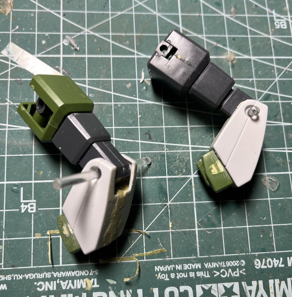 腕は、上腕部と手首部にMGハイザック、下腕部は旧キットザクⅢとポリパテで製作。