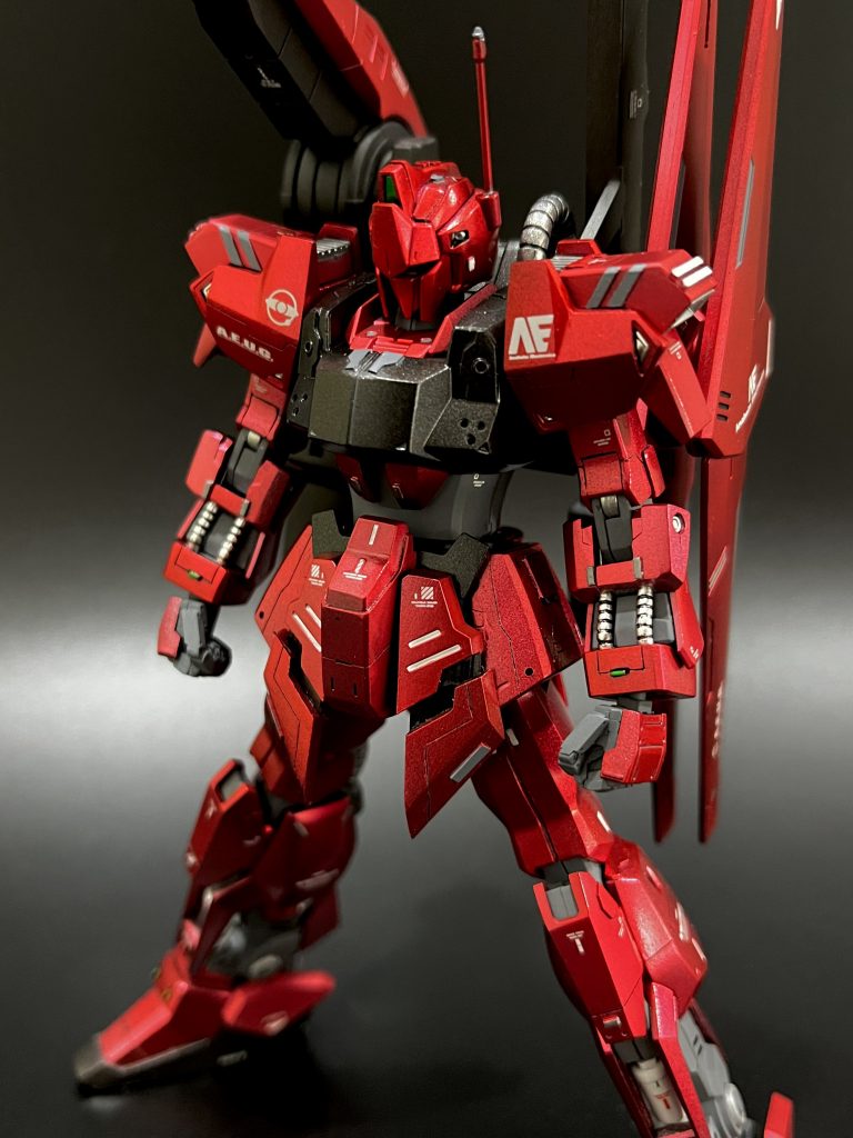 今回は初めてキャンディ塗装に挑戦してみました。上手くできてるかな?実際は見る角度によって色味が異なってくるので満足できる塗になってますートップコートをどうするか悩んだのですが、つや消し(武装類・内部構造)・光沢(本体)で吹き分けてみました。写真では分かりずらいですが、実際はギラギラしてます