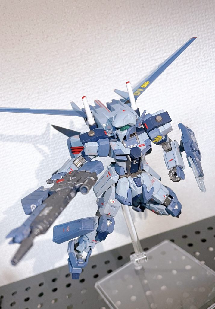 エールストライカーパック装備基本装備はエールストライクに準じます。追加装備として脚部のブースターと大型ビームライフルを装備、ライフルには素体に標準装備のナイフを装着して銃剣としても使用でき、高い機動性からの突撃戦法が有効です。