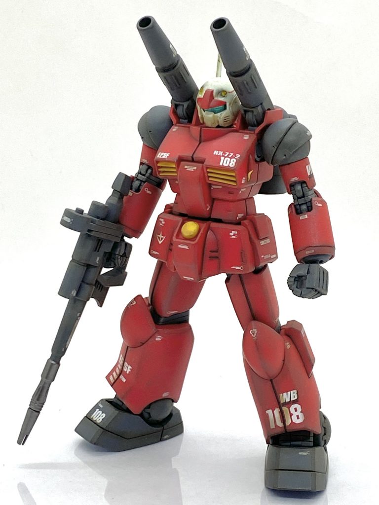 HGUC ガンキャノン - REVIVEを成形色仕上げ+αで作ってみました。前回ガンスタ様に投稿したのが旧HGUCのガンキャノンでしたが今回レビューしますリバイブ版のガンキャノンの方が先に作っています。リバイブ版は素晴らしいパーツ構成で旧HGで苦労しましたキャノン基部や足などの合わせ目が綺麗に分割されているので処理をする必要が無く、頭のカメラはクリアーパーツ、スタイルは足が長くて腰が細く頭が小さい頭身が上がりになっていて、最近ガンプラを作り始めた方には違和感ないプロポーションだと思いました。しかも可動範囲は関節が増えたり、二重関節化したりで非常に広くなり、ここも旧HGより遥かに上だと思います。最近はずっと綺麗に作っていてウェザリングがしたくて仕方なかったので・・・前回の旧HGと差別化を図る為に汚し塗装を施し、ヒーロー性を出す事を目指しました。