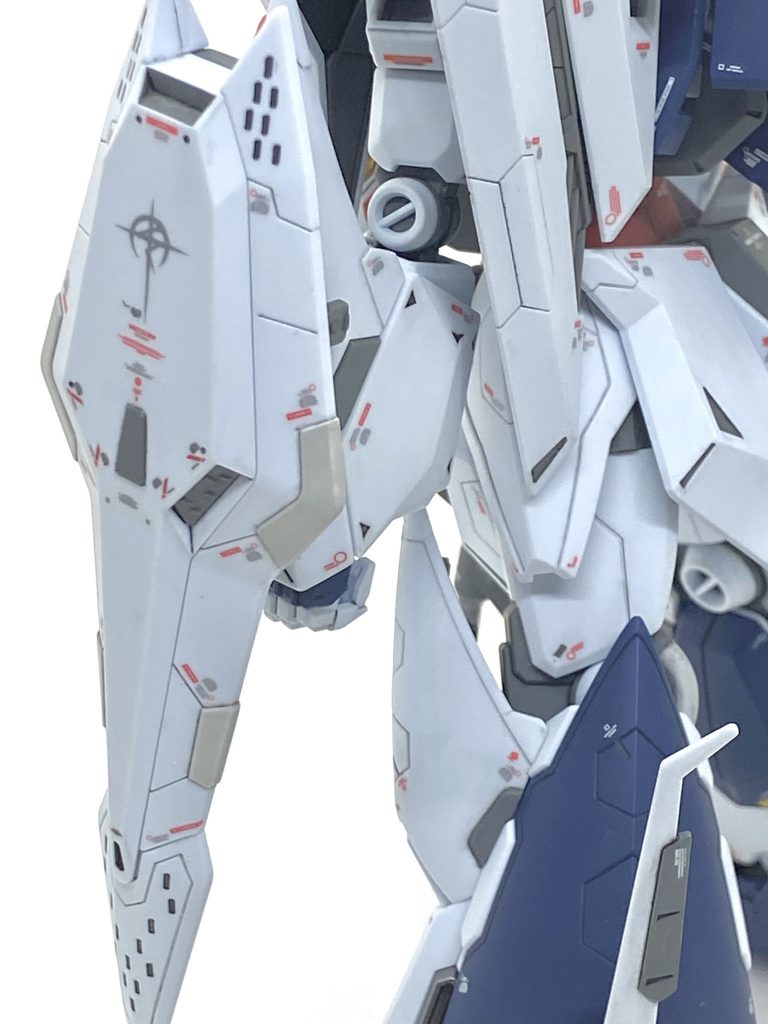 閃光のハサウェイのデカールはクスィー用とペーネロペー用が両方入っていますからペーネロペー用もガンガン使いました。小説に製造工場を示す一切の物証が無かったがブライト・ノアは機体の印象からAE社製と断定していたと記載されていたのでアナハイムエレクトロニクスのマーキングは一切入れていません。