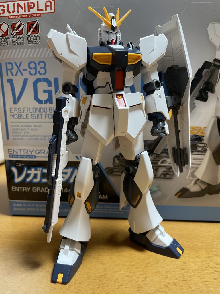 EGνガンダムやっぱりかっこいいですよね。パチ組みでこれなんだから、コスパ最強です。そういえば、カラーチェンジした、HWSではないνガンダムだけの写真撮ってなかった笑笑まあ、差し替えのフロントスカートとか、νガンダムのライフルとかノーマルのシールドとか、未完成なので、いつか完成したら(絶対しない)アップしますねー笑