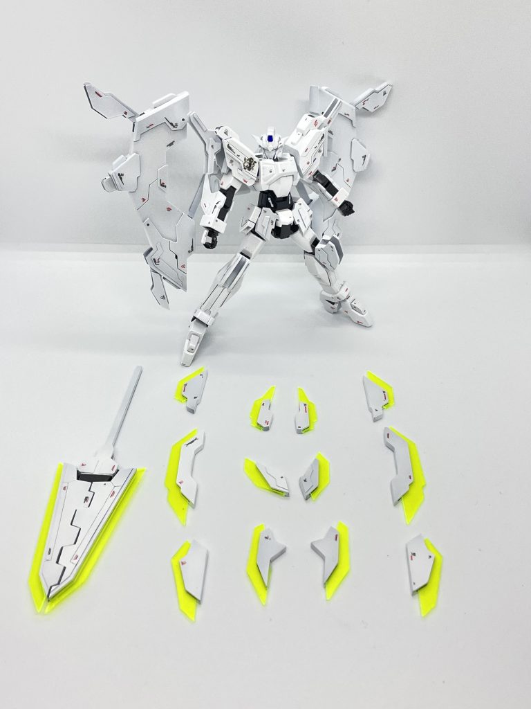 武装はビーム砲内蔵の剣と12基のCファンネルのみです。Cファンネルにはネオジム磁石が仕込んであり、全身にくっついています。