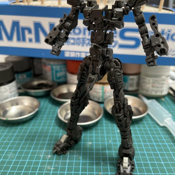 RGゴッドガンダム製作中です。一度フレームのみで組んだ後に一旦バラして、脚と胴体まで組みました。箱絵のCGを見るとアンテナやバルカンの部分がゴールドだったので、それに倣って黄色パーツはゴールドに塗っています。部分塗装とはいえ数がそれなりにあると時間がかかりますね。土日がっつり作業してだいたい半分くらい。来週末か再来週末には完成出来るといいな。（3枚目）