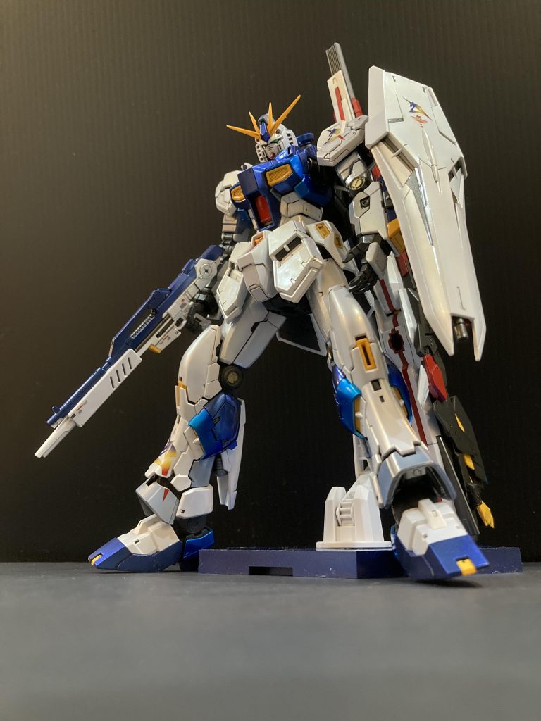 煽って撮ってみました。MGνガンダムver.Ka と違ってRGνガンダム は、頭が小さくてスタイルがよいので煽らなくてもカッコいいですが、実物大ガンダムっぽくて良い感じです。