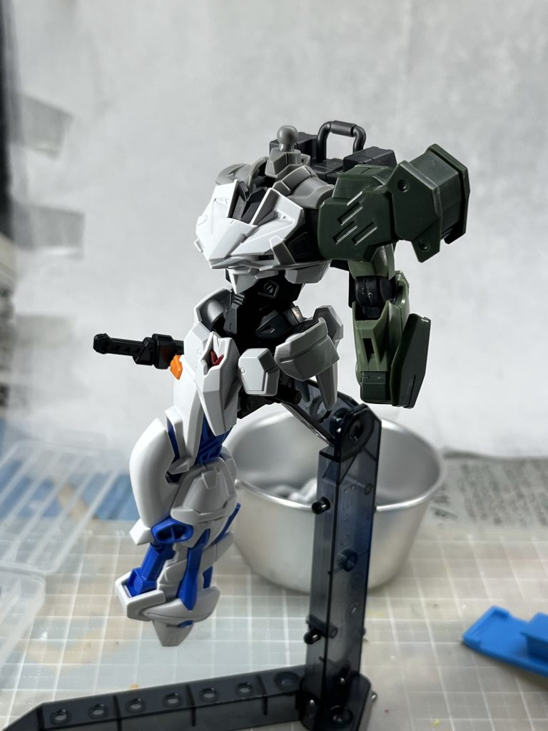 軍には動かせる機体も無く、最早機能していない。最後の望みとして駆り出されたのは、2機の開発時に使用され、倉庫の奥で廃棄同然の姿で放置されていた名も無きアストレイだった。