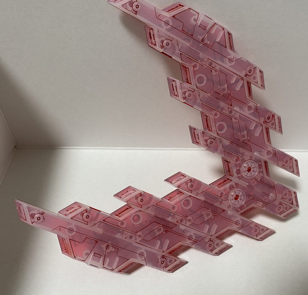 サイコプレートも地味にロイヤルメタレッドでスミ入れしていた