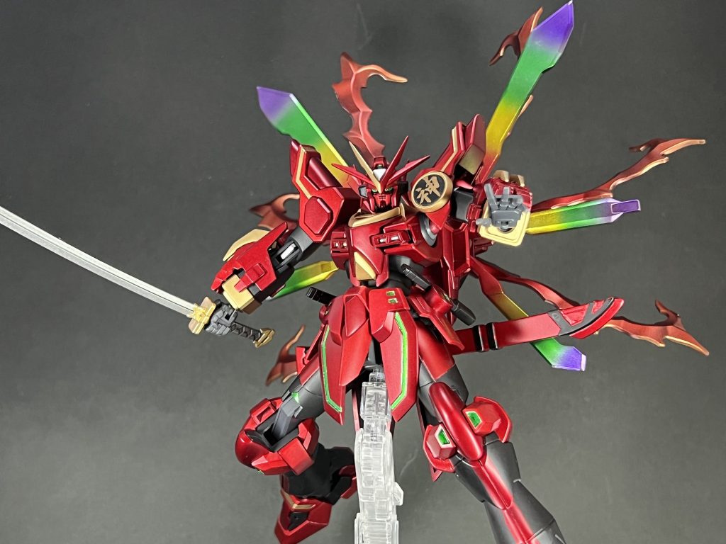 ガーベラストレートをかまえてポージング。炎エフェクトのおかげで映えるのがいいですね。可動範囲も広いので、ポージングをつけやすいです。