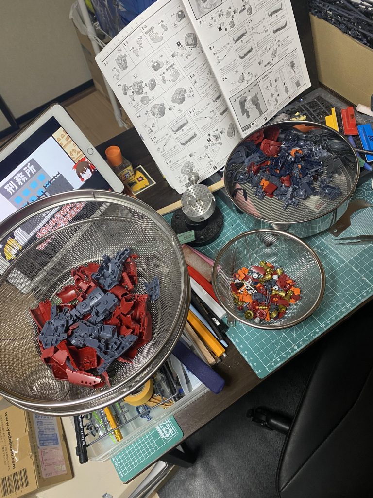 本体とバックパック関係は分けて作成しました。本体外装パーツは表面処理を2000かれ4000まで行い最初から光沢黒を塗れるよう表面処理を頑張りました。