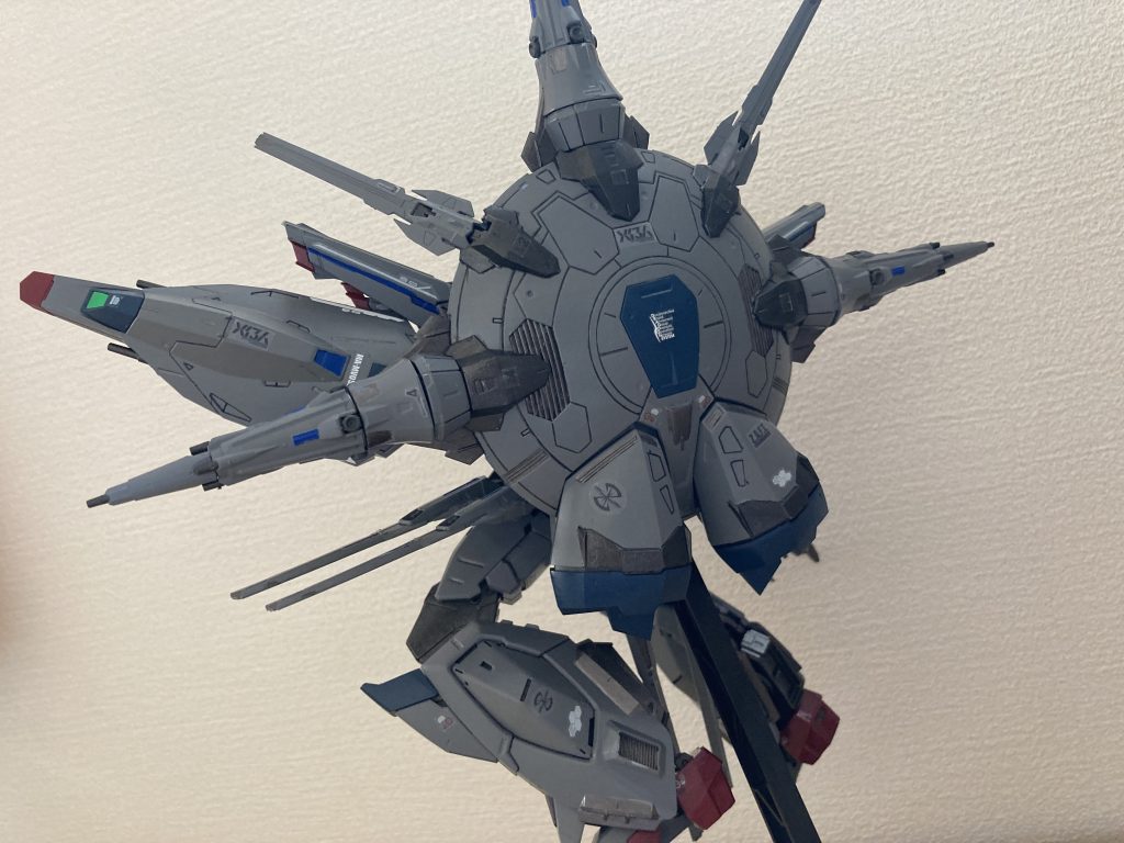 また、背部も一部、焼鉄色とコバルトブルーで塗り分けをしております。