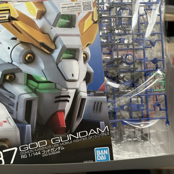 RGゴッドガンダムを買えたので制作に取り組んでいます。今回は説明書通りの順番でなくフレームから先に作る方法で進めていますが、フレームだけでも結構動かせて楽しいですね。出来上がりが楽しみです。（1枚目）