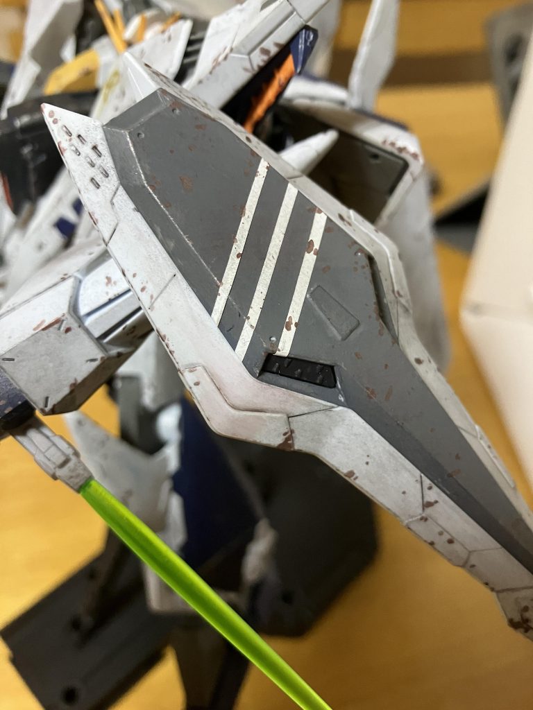 シールドの3本線はハセガワのフィニッシュシートというシールを1mm幅に切り取って貼り付けてます。余剰部分はパーツの裏側に回して閉まってるので楽チンです。