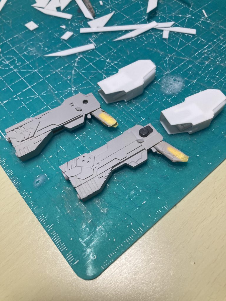 最後はジェガンの2丁ハンドガンです！プラ板で製作しました。ビームサーベルのパーツをつけられるのと、強化パックを付けたバージョンにできるのと、自分としては頑張ったなと、改めて感じます😌ある武器をモチーフとしてますw以上、過去作3点でしたが、ご覧頂きありがとうございました😆