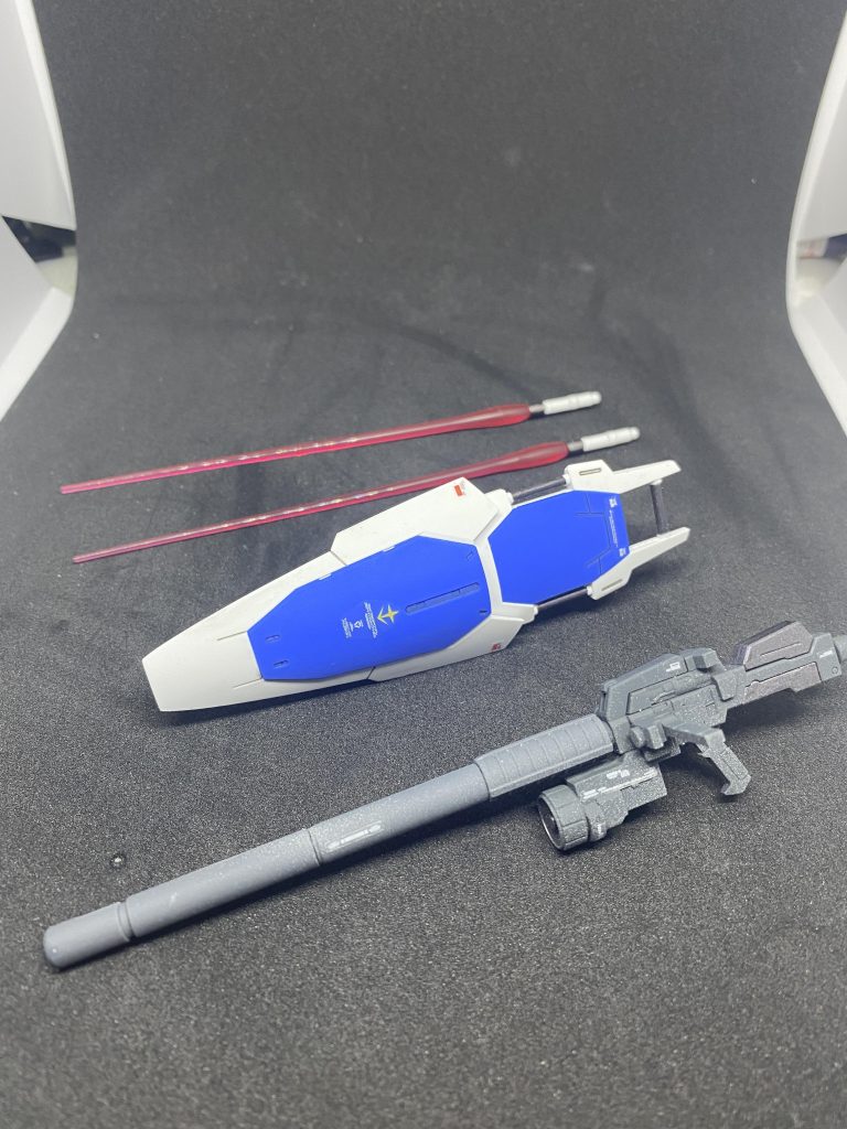 武装になりますビームライフルは製作時にぶっ壊れたのでジャンク品のロングビームライフルを使用し、持たせるために手もやすり等で改造しています。