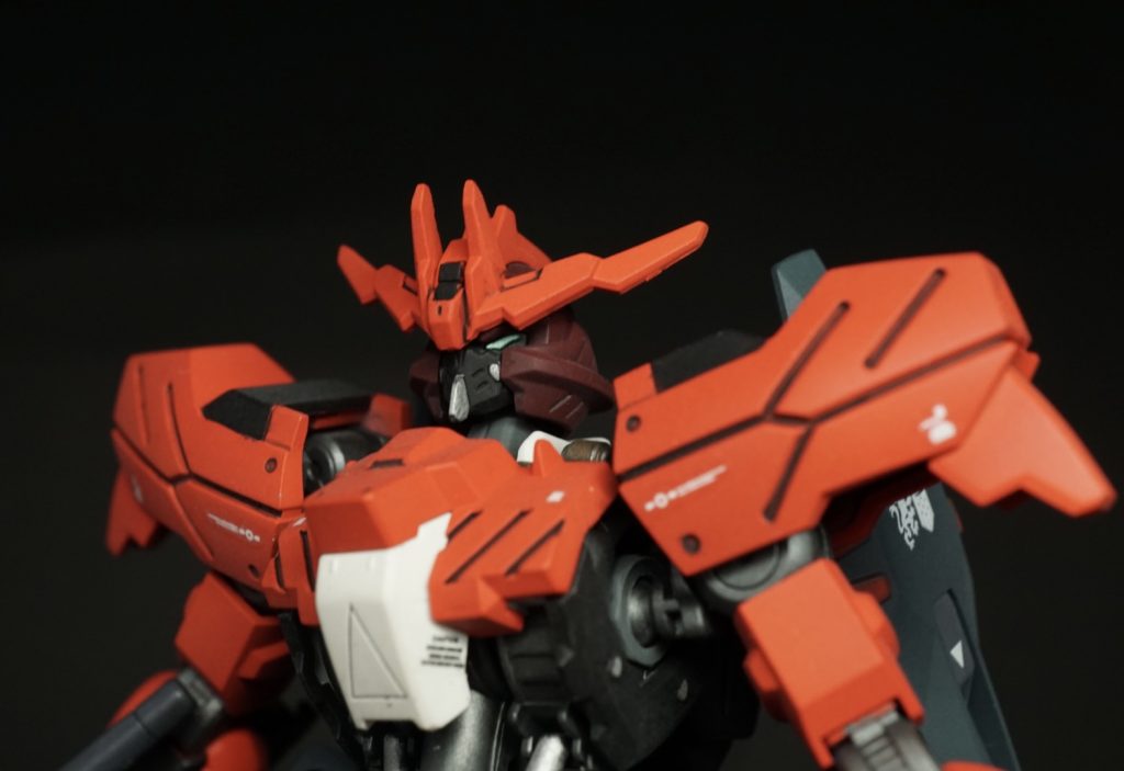 ツインアイは本体が赤いので緑に変更しました。細かい塗り分けは筆塗りで、スミイレは水性ウェザリングカラーで行っています。完全有機溶剤フリー塗装。