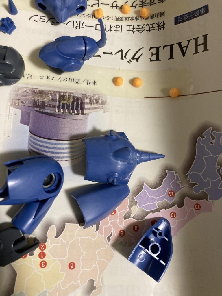 肩と膝の後ろは合わせ目が目立っていたので、速乾の接着剤を使用して合わせ目消しを実施しています。