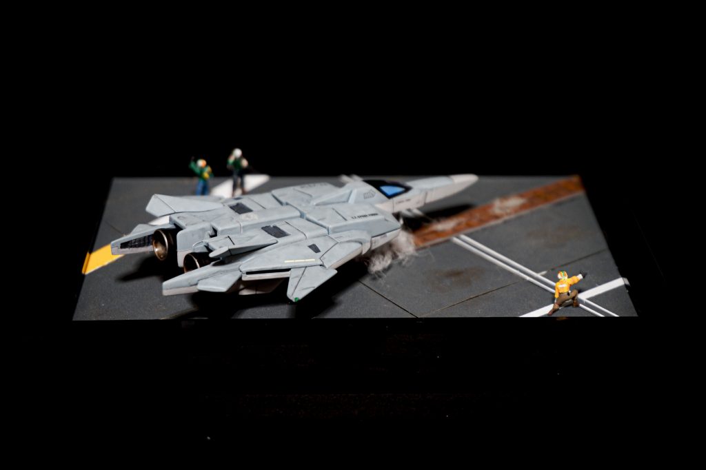 設定ではアルビオンによって半ば強奪される前に、正規のテストパイロットが事故死ししたと共に失われたとされていますが、【1G環境化での飛行試験のため密かにトリントン基地へ予備機が配備されていた】という設定です。骨董品だらけのトリントンなら蒸気カタパルトもある・・・かも笑