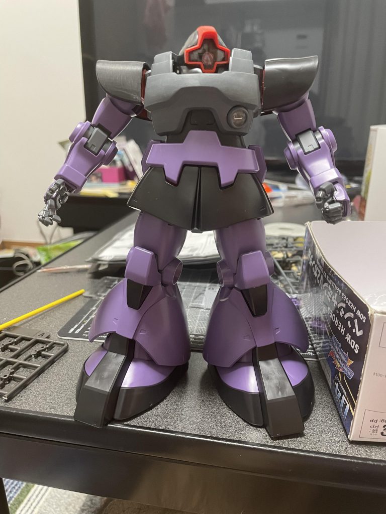 パチ組のドム。今回は汚すこと前提にしてたので表面は荒くヤスリかけし、溶着の接着剤を筆で叩いてつけました。