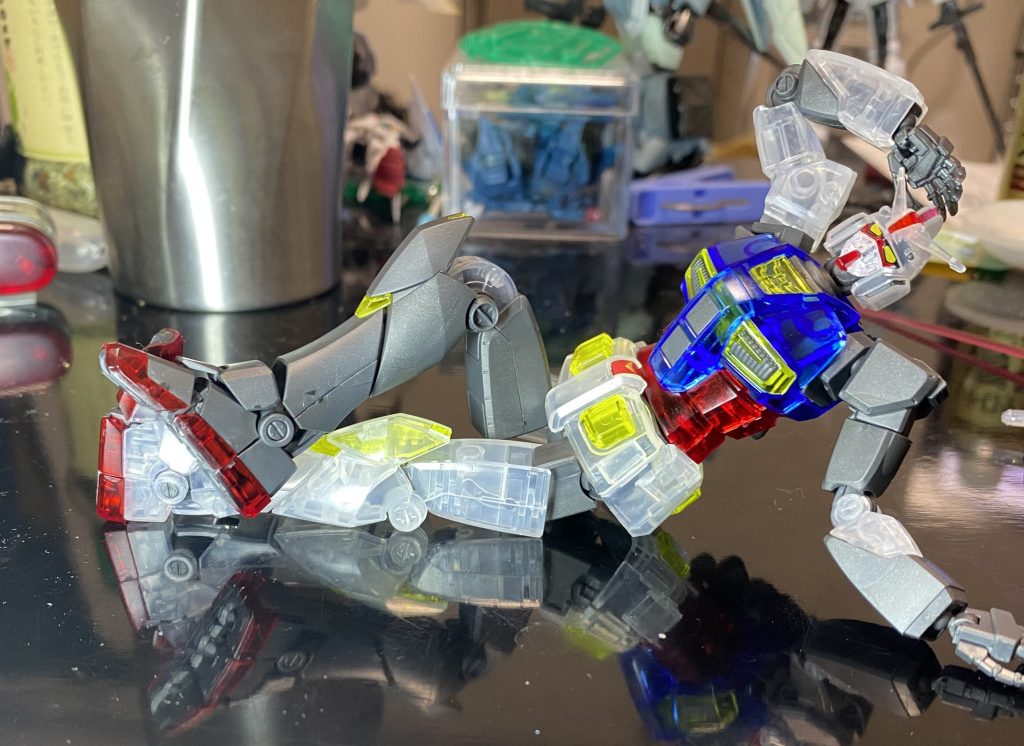 腰をひねる、脚を組むなんてポーズもできる