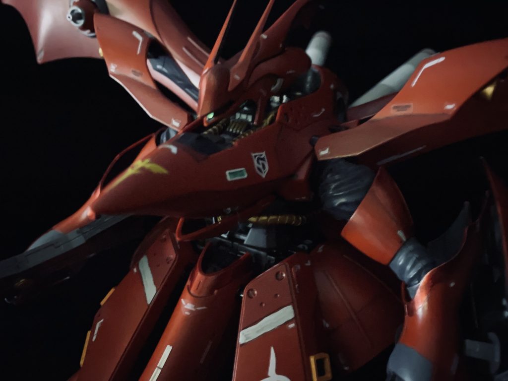 モノアイはクリアパーツにしてるので、どきどき光る角度になり、テンションがあがる。そして、筆塗り荒いなーw