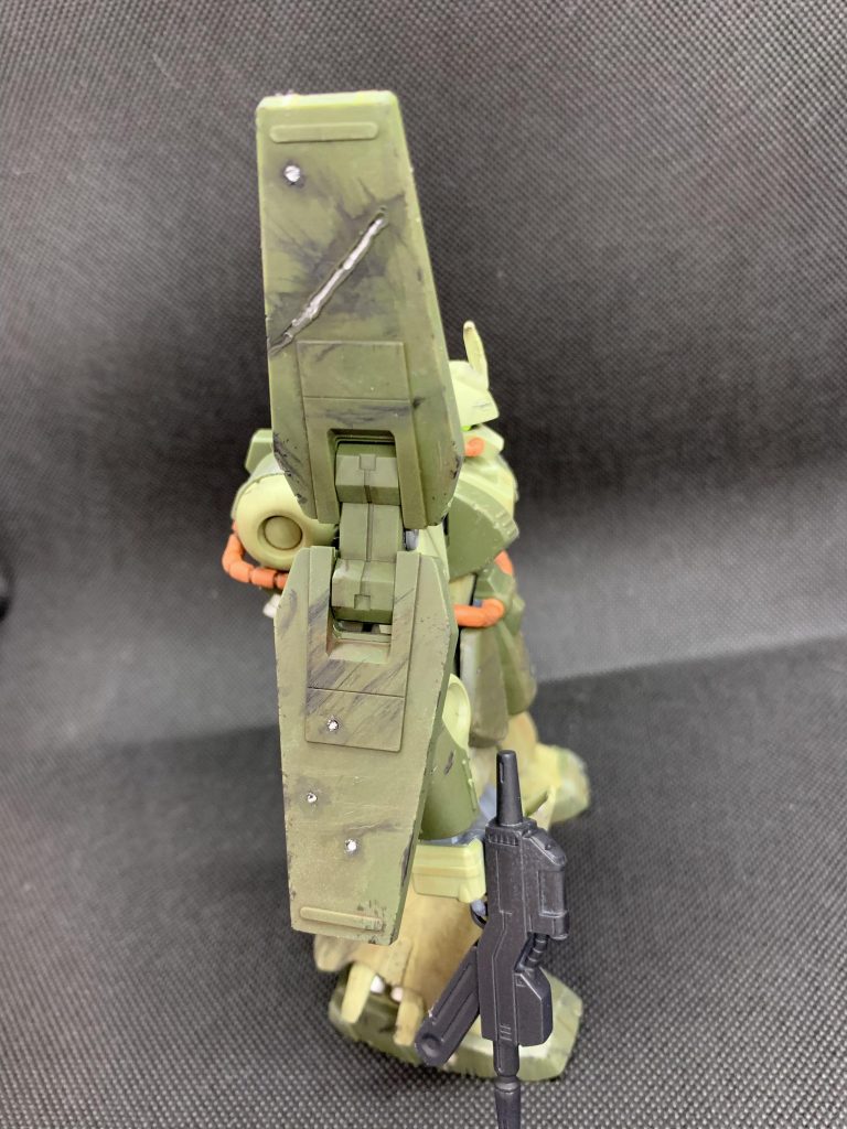 ビームサーベルの跡と弾痕ぶぶんには、シルバーを塗ってます。