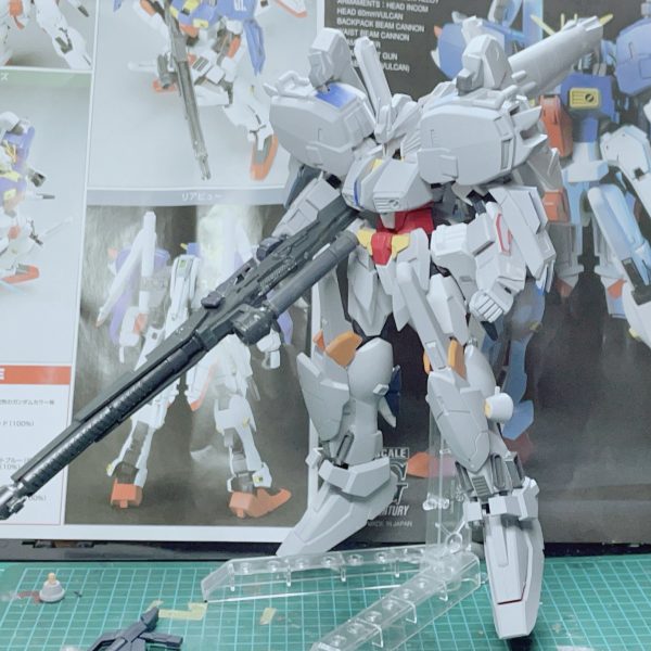 長い間放置気味だったオレコアガンダムに手を付け始めましたビームスマートガンをコテコテに盛って下塗りを終えた所明日には塗装を終えてデカール貼りたいなぁ（3枚目）