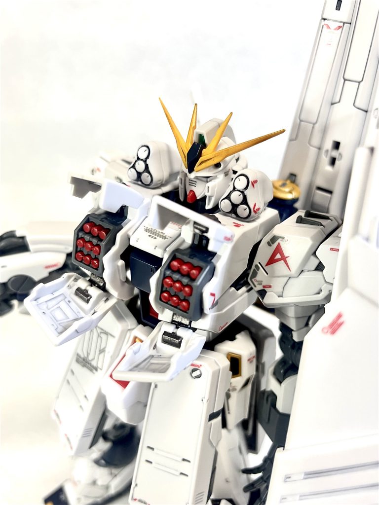 アーマー内に爆発物がたんまり。装甲って事じゃないわけね？でもこのギミックはたまんない。やっぱ、ミサイルは赤だよね。