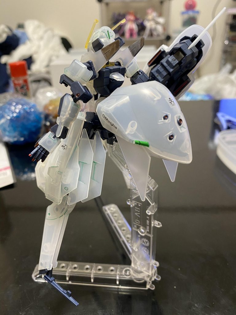 背面肩も本来シールだけどヘビーガンメタリック頭部裏側の凸モールドにもスミ入れしたことでクリアで透けてうっすら見えるのが良い