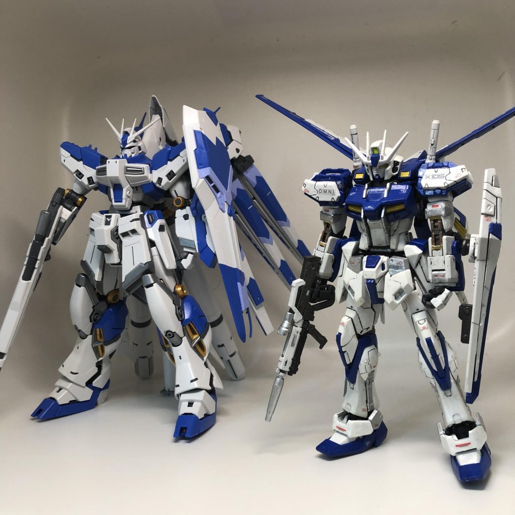 記念撮影。遠目から見ればダイエットしたHi-νに見えなくもない…久々に墨入れしましたが、下処理をサボっていてダメダメでした。でも思ったより塗面を荒らさずに行けることもあるようなので、もう少し練習してみようかと。