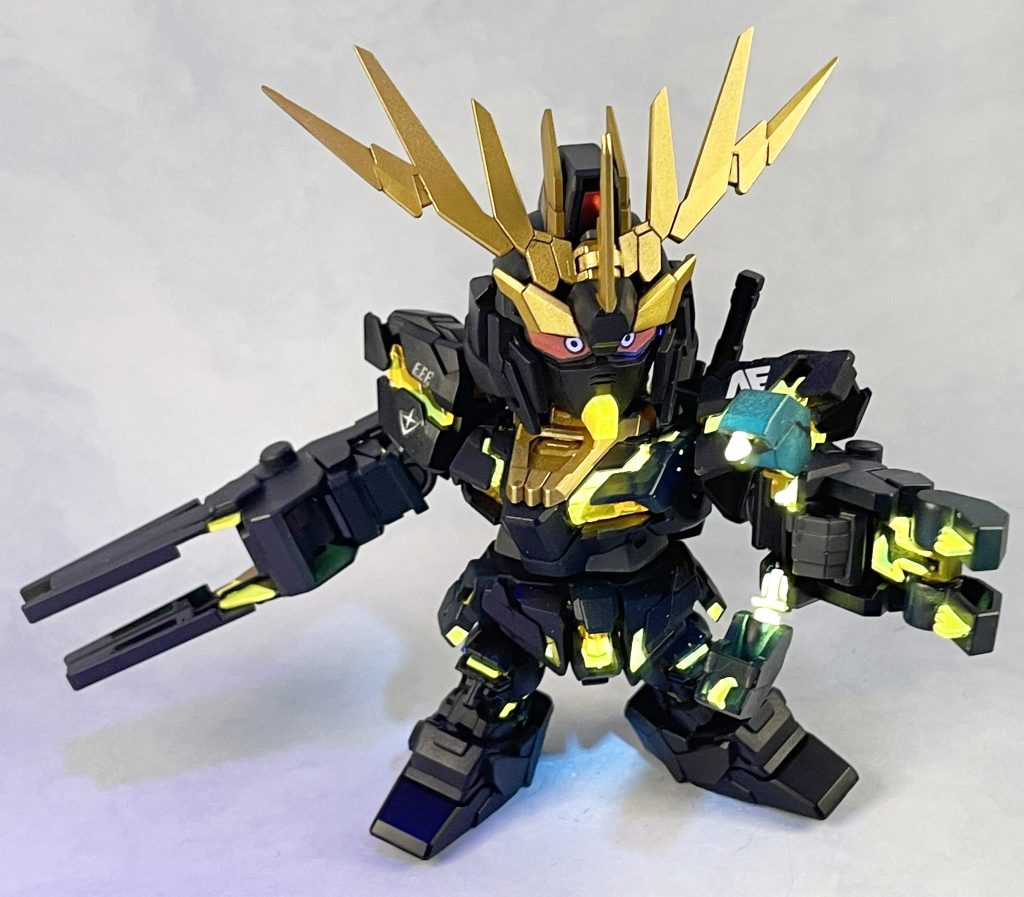 今回の反省点なんですが蛍光塗料の粒子の飛び散りや上からの塗装の甘さでブラックライトを当てると本来光ってほしくない箇所から下地から光が漏れてたり粒子の粒が付着していて光ったりしている個所があるのでこれは次回へ活かしたいと思います。