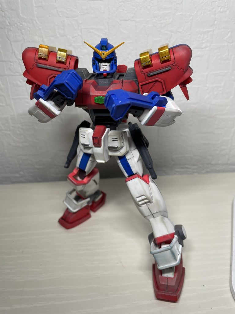 とにかくこのポーズ。コレを決めたかった。今回はパーツ数がHGより少ないぐらいだったので、楽勝かと思ってた時期が私にもありました。そう、旧キット、、、弄り出したらMG以上の時間がかかりますね。