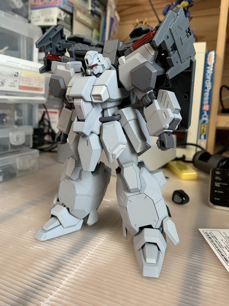 アンテナはちょん切ってサフ状態。この時点ではまだ頭部メインカメラがキットの赤クリアのままです。