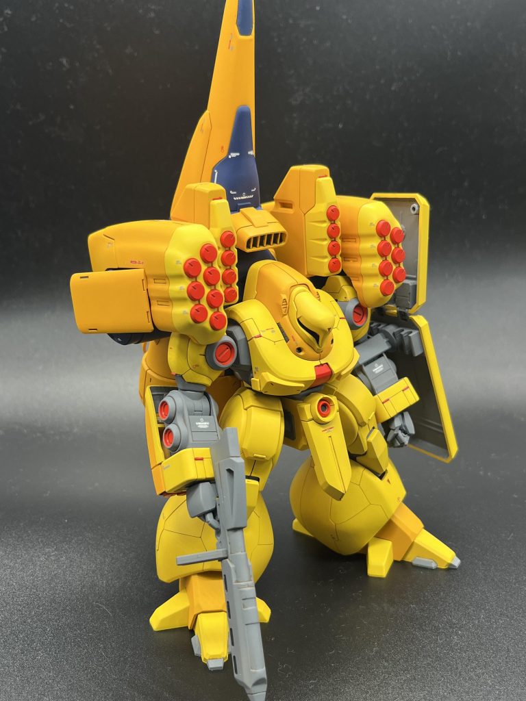 ミサイル一個ずつの横にそれっぽくデカールを貼りました。かっこいい。